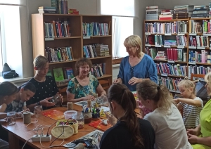Bibliotēkā bērni un pieaugušie piedalās radošajā darbnīcā