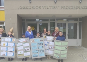 Skolēni un pedagogi pie Visaginas “Gerosios vilties” proģimnāzijas