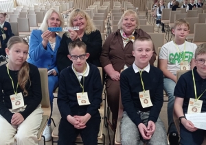 Konferences dalībnieki auditorijā pirms prezentācijām un aktivitātēm
