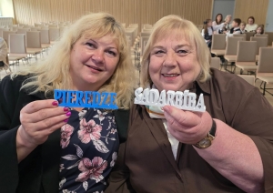 Skolotājas demonstrē sadarbības un pieredzes simbolus