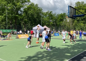 3x3 basketbola spēle āra laukumā