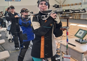 Sportiste gatavojas šaušanas sacensībām