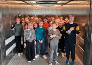 Bērnu grupa liftā