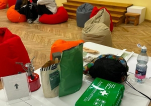 Uz galda izvietoti pirmās palīdzības piederumi un materiāli nodarbībai
