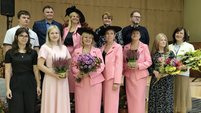 Cilvēku grupa rudens pasākumā
