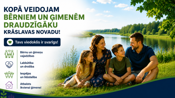 Ģimene ar diviem bērniem saulainā dienā atpūšas pie ezera