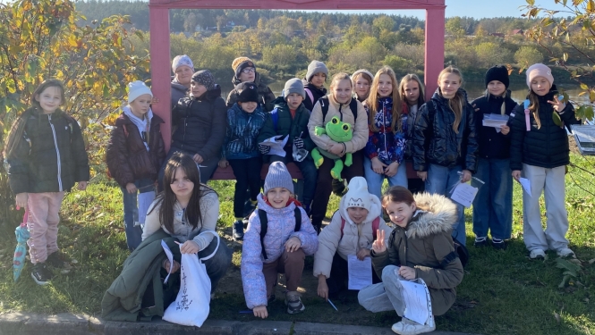 Skolēnu grupa pie Daugavas